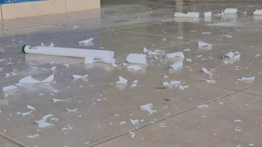 Vidrios rotos en el piso del colegio