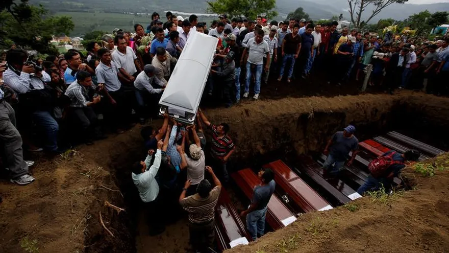 Familiares y vecinos de Alotenango, Sacatepéquez, (Guatemala), participan en el entierro de los cuerpos de 10 víctimas luego de la erupción del volcán de Fuego del 3 de junio de 2018.