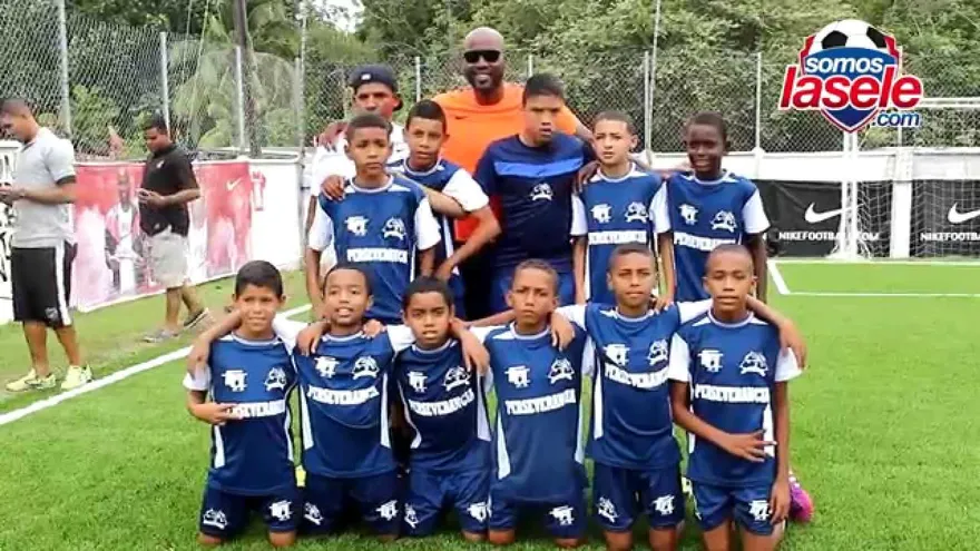 Mini torneo de fútbol de Felipe Baloy con los niños, en su casa de playa