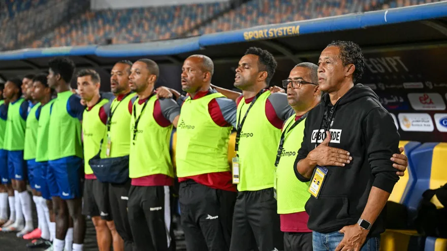 Cuerpo técnico y jugadores de Cabo Verde entonan su himno nacional