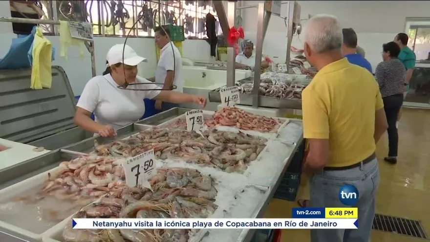 Panameños asisten a los mercados en busca de comidas tradicionales de Año Nuevo