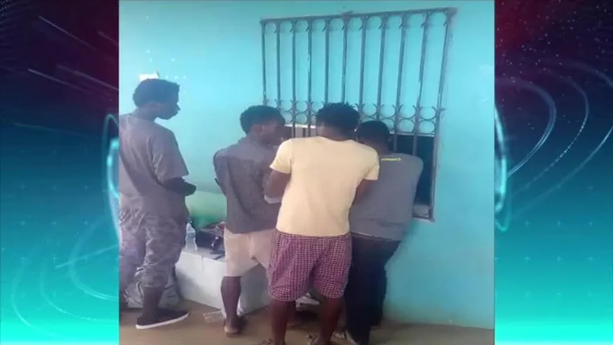 Migrantes africanos viajan desde Darién a la ciudad sin permiso