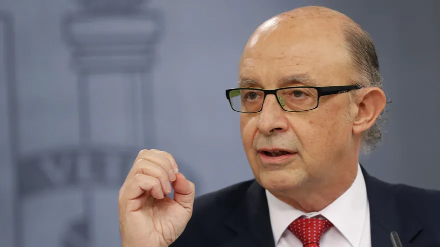 El ministro español de Hacienda, Cristóbal Montoro, durante la rueda de prensa posterior a la reunión del Consejo de Ministros celebrada hoy en el Palacio de La Moncloa, en Madrid.