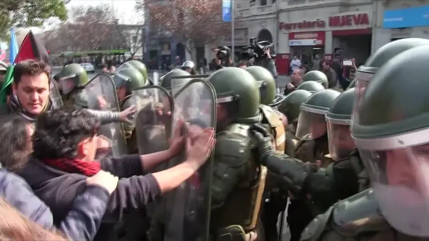 Violento choque entre manifestantes y policías en Chile