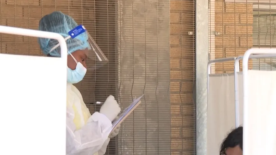 Sudáfrica supera pico de ola de variante ómicron sin aumento significativo de muertes