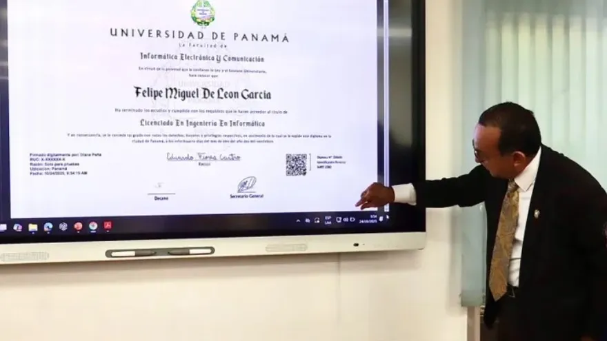 El rector Eduardo Flores presenta el nuevo diploma digital.
