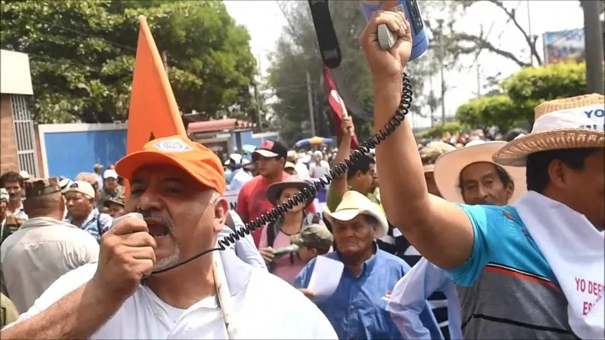 Trabajadores exigen mejores salarios y pensiones en El Salvador