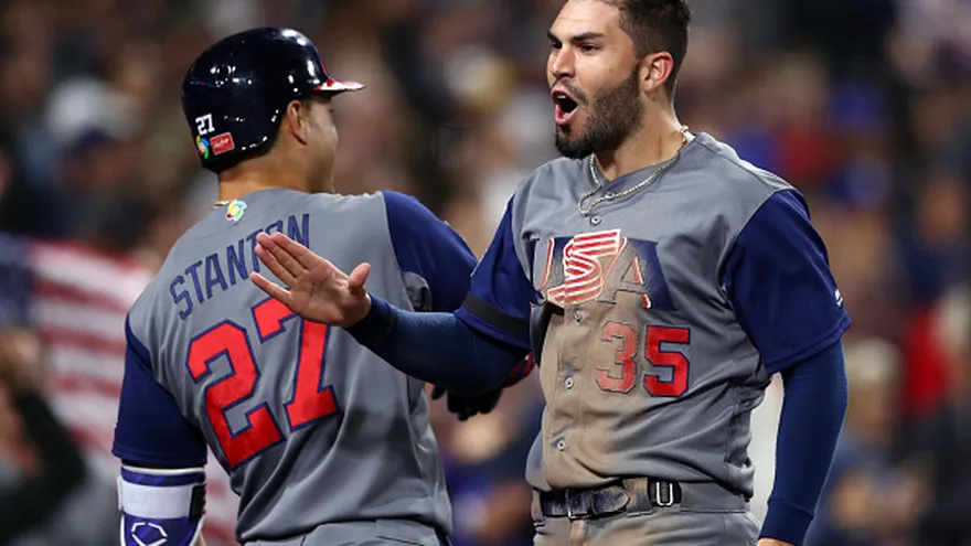 Eric Hosmer (de frente) celebra con Giancarlo Stanton (de espalda) tras anotar una carrera
