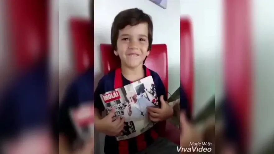 Sebastián y su momento con el Papa Francisco y la camiseta de San Lorenzo de Almagro