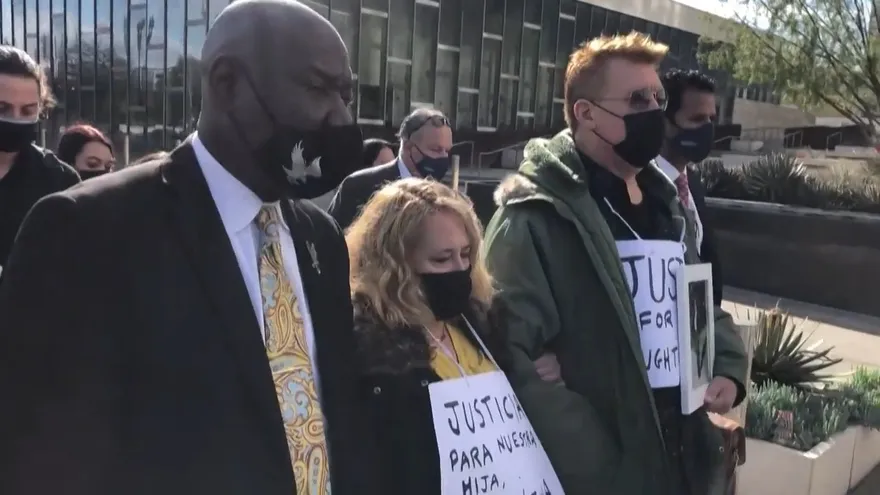 Padre de joven muerta por bala perdida en EEUU pide cárcel para policías