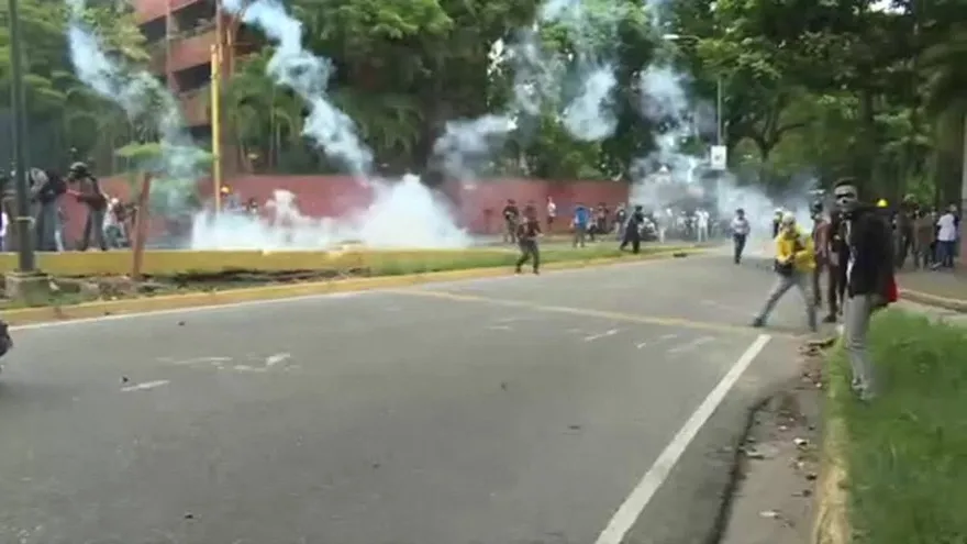 Antimotines detienen con gas marchas opositoras en Venezuela