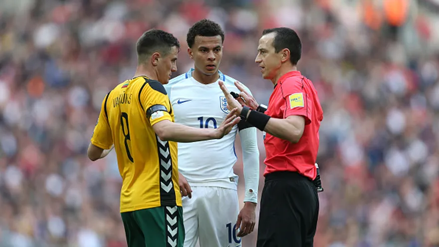 FIFA quiere que los árbitros puedan actuar en casos donde se den incidentes de racismo