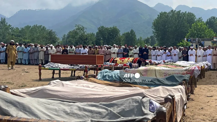 Los dolientes ofrecen oraciones fúnebres por las víctimas de las inundaciones repentinas en el distrito de Buner, en la montañosa provincia de Khyber Pakhtunkhwa, en el norte de Pakistán, el 16 de agosto de 2025.