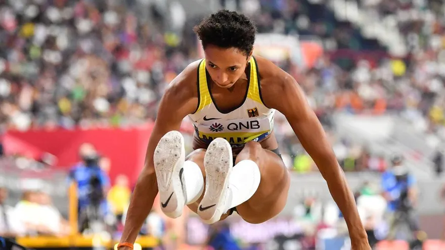 Campeona mundial de salto largo Mihambo entrenará con Carl Lewis