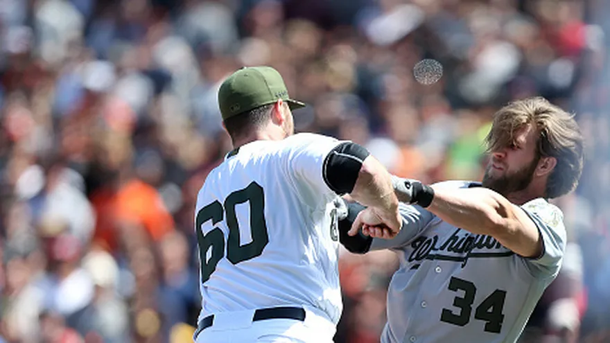 Bryce Harper (34)  y Hunter Strickland (60) durante su pelea