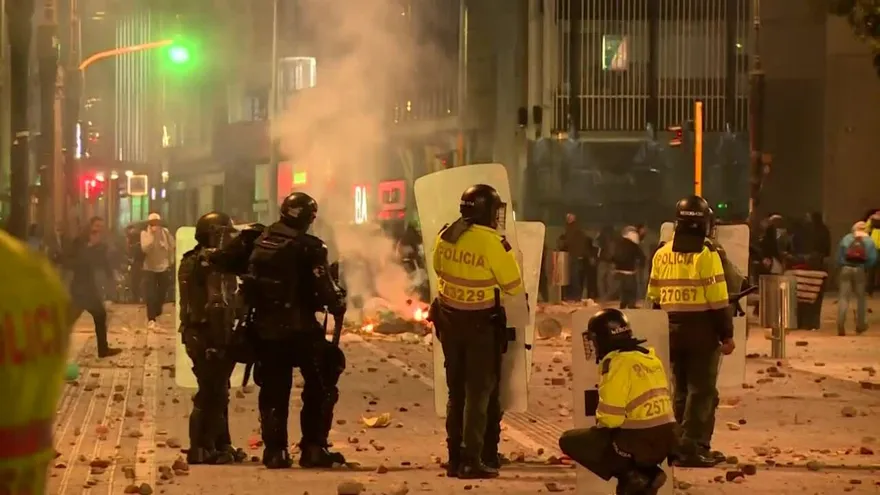 Se reactivan con fuerza protestas en Colombia en medio de choques con la policía