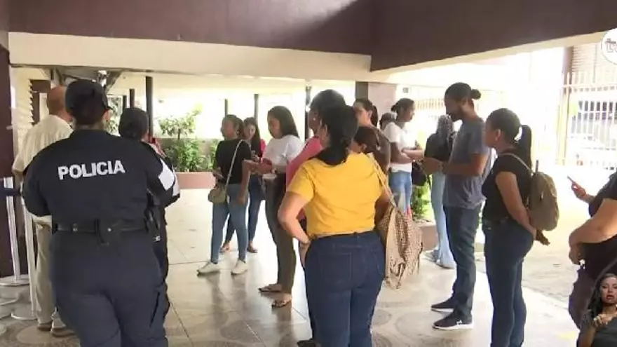 Padres de familia llegan a Instituto José Dolores Moscote.