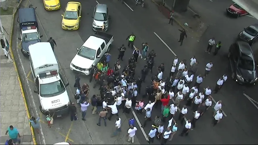 Enfrentamientos entre taxistas de turismo y Policía Nacional  en protesta