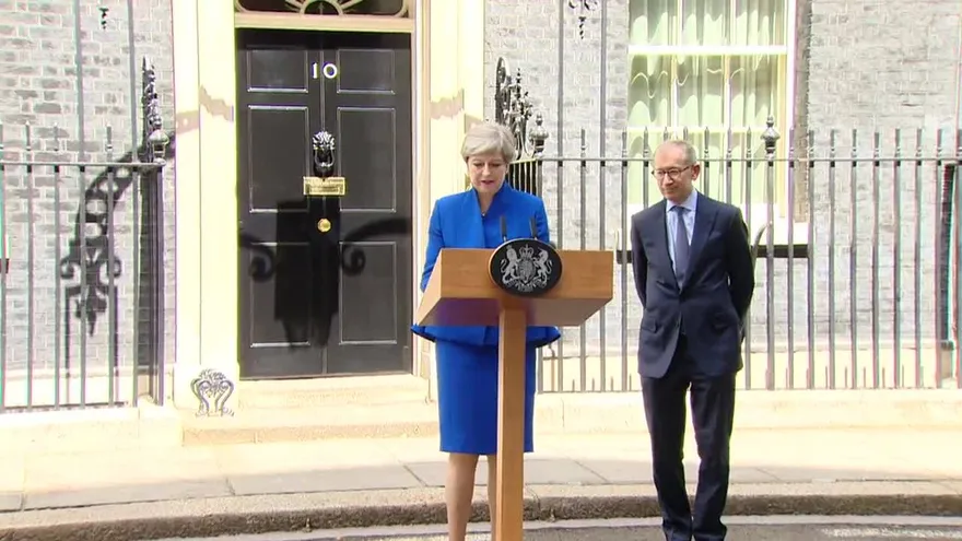 May ignora llamados a renuncia y formará nuevo gobierno