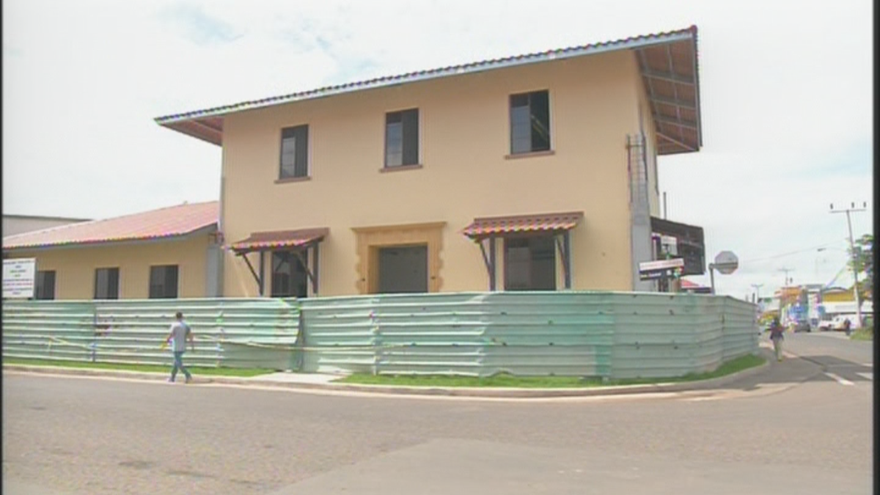Quijano inspecciona edificio que albergará Centro de Experiencia del Canal en Santiago