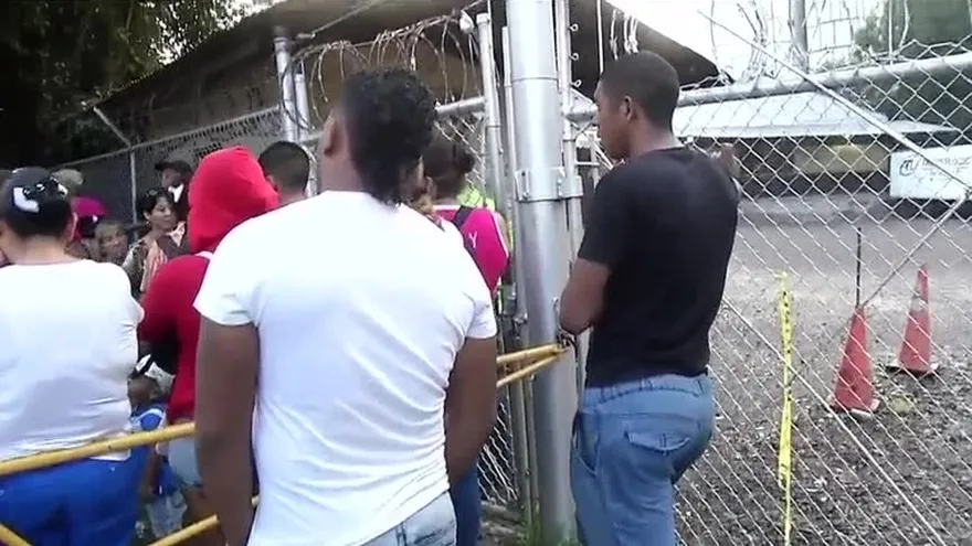 Panameños buscan su jamón del IMA en Pan de Azúcar