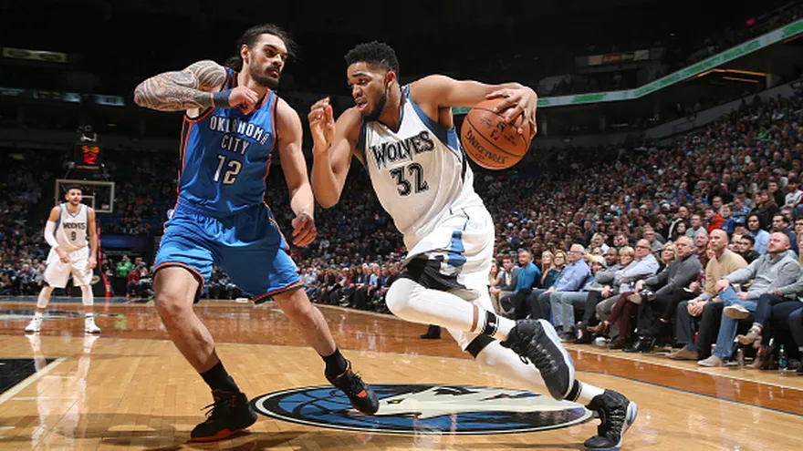 Karl-Anthony Towns (32) conduce el balón ante la marca de Steven Adams (12)