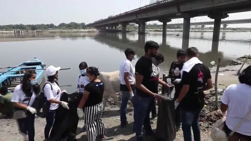 Miles de indios intentan cumplir el sueño de Gandhi de una India limpia