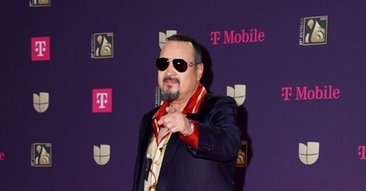 Pepe Aguilar objeto de burlas tras aparecer en concierto de Peso Pluma