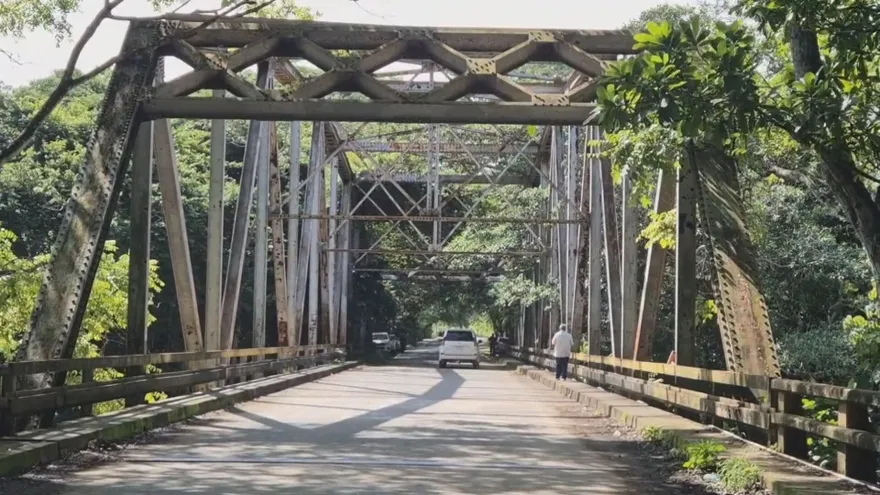 La vía, de aproximadamente 18 kilómetros, es utilizada diariamente por transportistas, productores, agricultores y residentes de la región de Azuero, quienes aseguran que sus condiciones dificultan el tránsito.