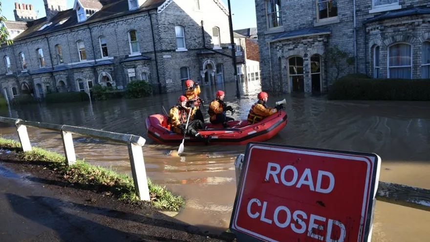 Las inundaciones en el norte de Inglaterra obligó a cientos de personas a abandonar sus hogares, incluso en el destino turístico histórico de York.