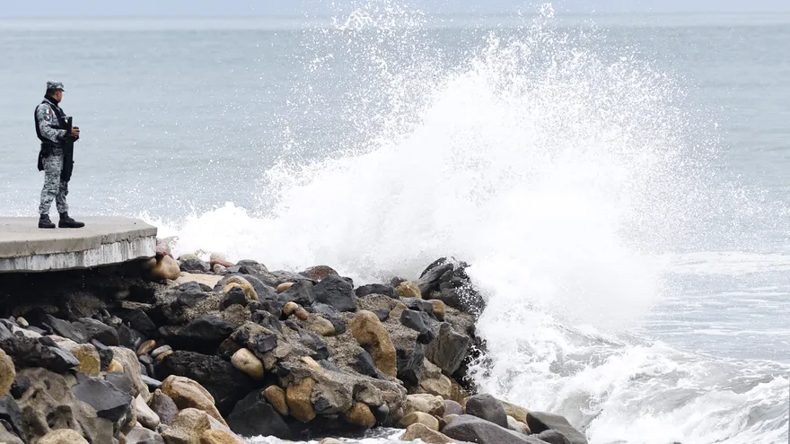 Un miembro de la Guardia Nacional de México permanece de pie en el malecón de Puerto Vallarta mientras las olas golpean la costa ante el posible impacto del huracán Simon en Puerto Vallarta, estado de Jalisco, México, el 11 de octubre de 2026.