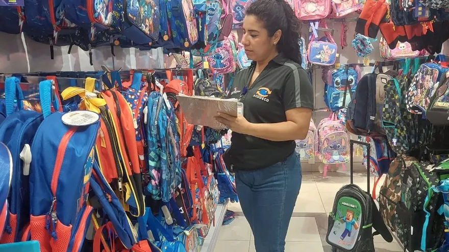 Inspectora de Acodeco realiza verficación de precios de útiles escolares.