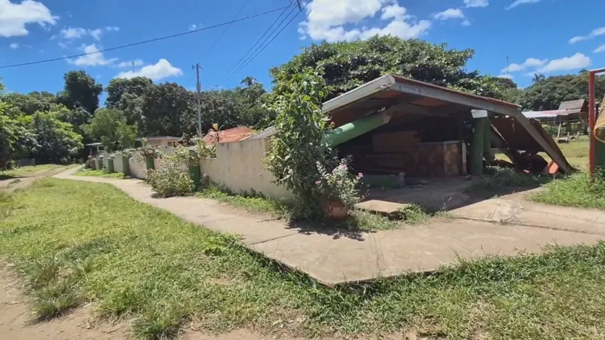 La plaza central de Isla Cañas.