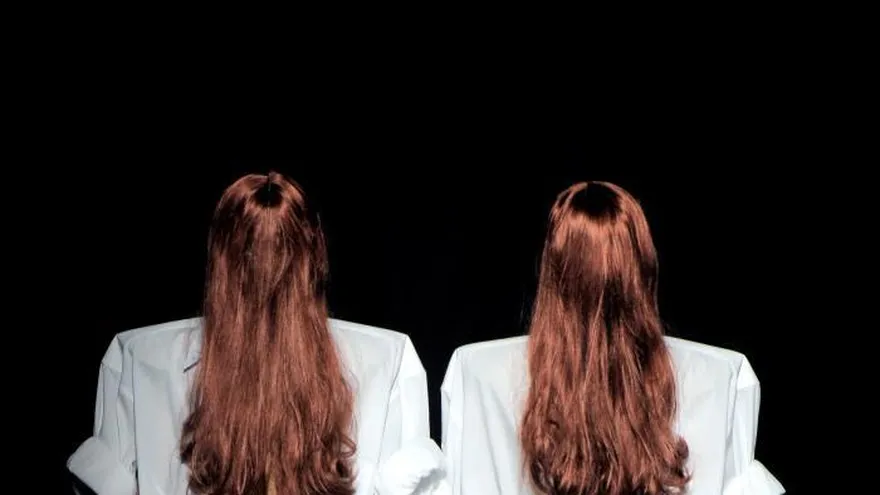 Fotografía cedida por el Museo de las Artes Decorativas de París (MAD) de un diseño del belga Martin Margiela de la temporada primavera-verano de 2009, que forma parte de la muestra "Margiela, los años Hermès" inaugurada hoy en el MAD, donde se pone en perspectiva su trabajo como director creativo en esa "maison" francesa y los diseños que concebía para su propia marca.