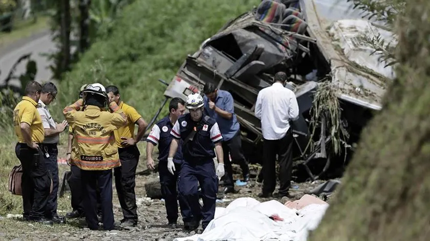 Miembros de la Cruz Roja de Costa Rica examinan hoy, jueves 20 de octubre de 2016, el sitio de un accidente de un autobús de turistas, en Cinchona, Costa Rica