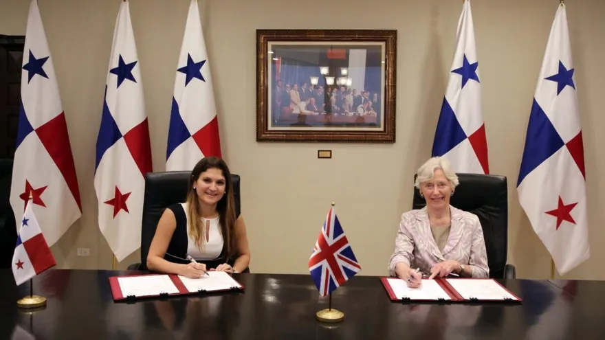 La Canciller de Panamá, Erika Mouynes, y la baronesa, Gloria Dorothy Hooper, durante la firma del memorando de entendimiento.