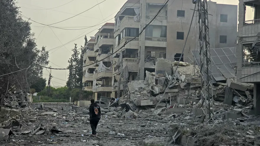 Un hombre camina entre los escombros de edificios destruidos en el lugar de un ataque aéreo israelí en la zona de Al Hosh, cerca de la ciudad costera libanesa de Tiro.
