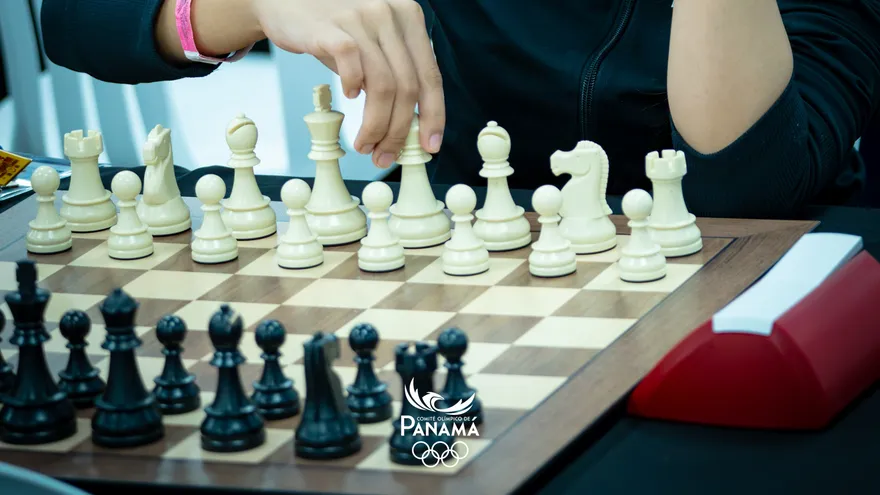 Ashley Castillo ganadora de la medalla de plata en Ajedrez