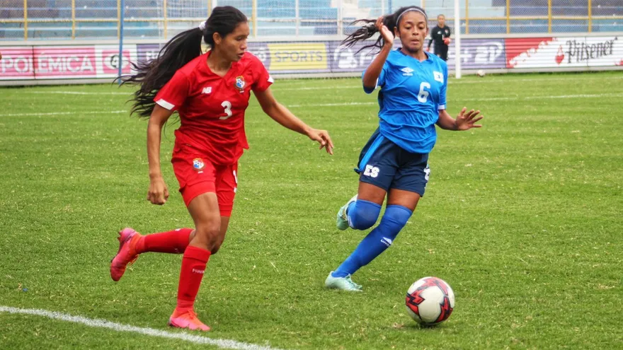 Acción del partido de fogueo entre las selecciones femeninas Sub-20 de Panamá y El Salvador