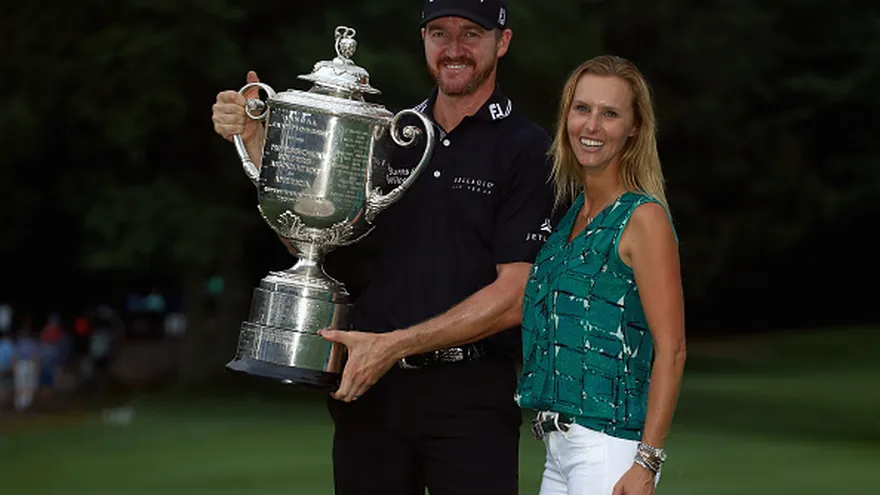 Jimmy Walker sostiene el trofeo del PGA Championship al lado de su esposa