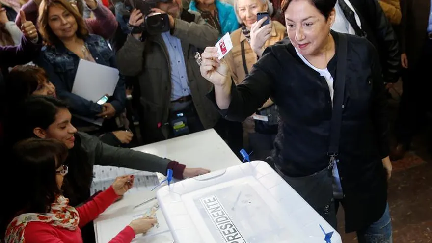 Chile va a primarias con la atención en final de la Confederaciones