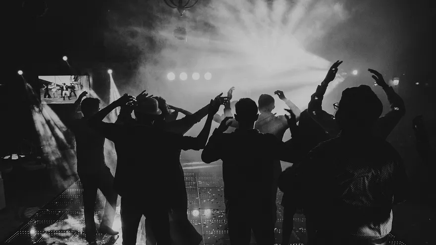 Foto ilustrativa de personas bailando