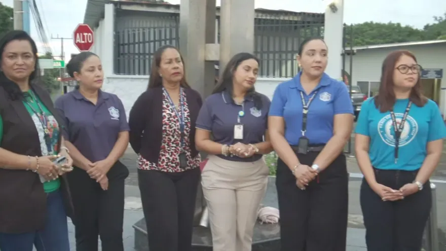 Psicólogas policiales brindan atención emocional a familias en albergues de Coclé