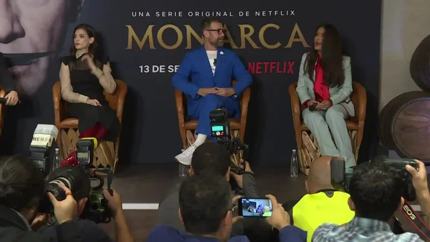 Salma Hayek presenta en México su serie de Netflix Monarca