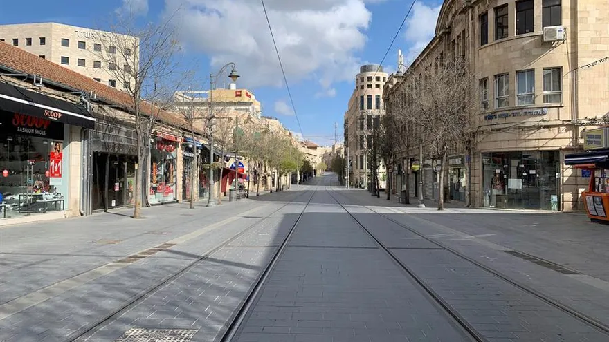 Las calles de Jerusalén, totalmente vacías por el toque de queda de Israel para contener el coronavirus.