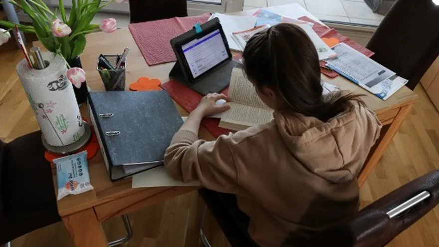 Una joven realiza sus estudios mediante diferentes plataformas