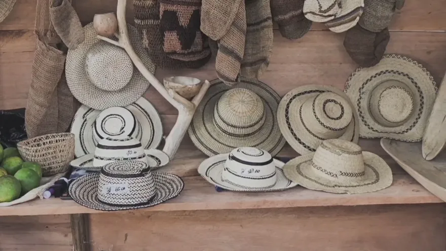 Artesanos exponden sus productos en la feria