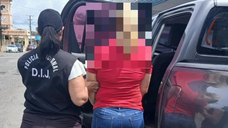 Una mujer fue detenida en Chiriquí por agredir con un rastrillo a su pareja