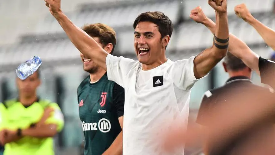 Dybala recibe el premio de mejor jugador de julio en la Serie A