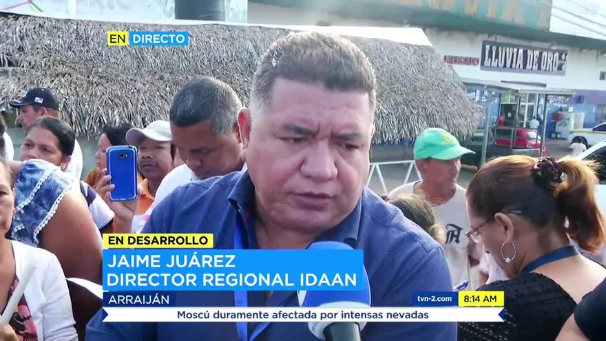 Director del Idaan en Arraiján atiende a vecinos de Lluvia de Bendiciones